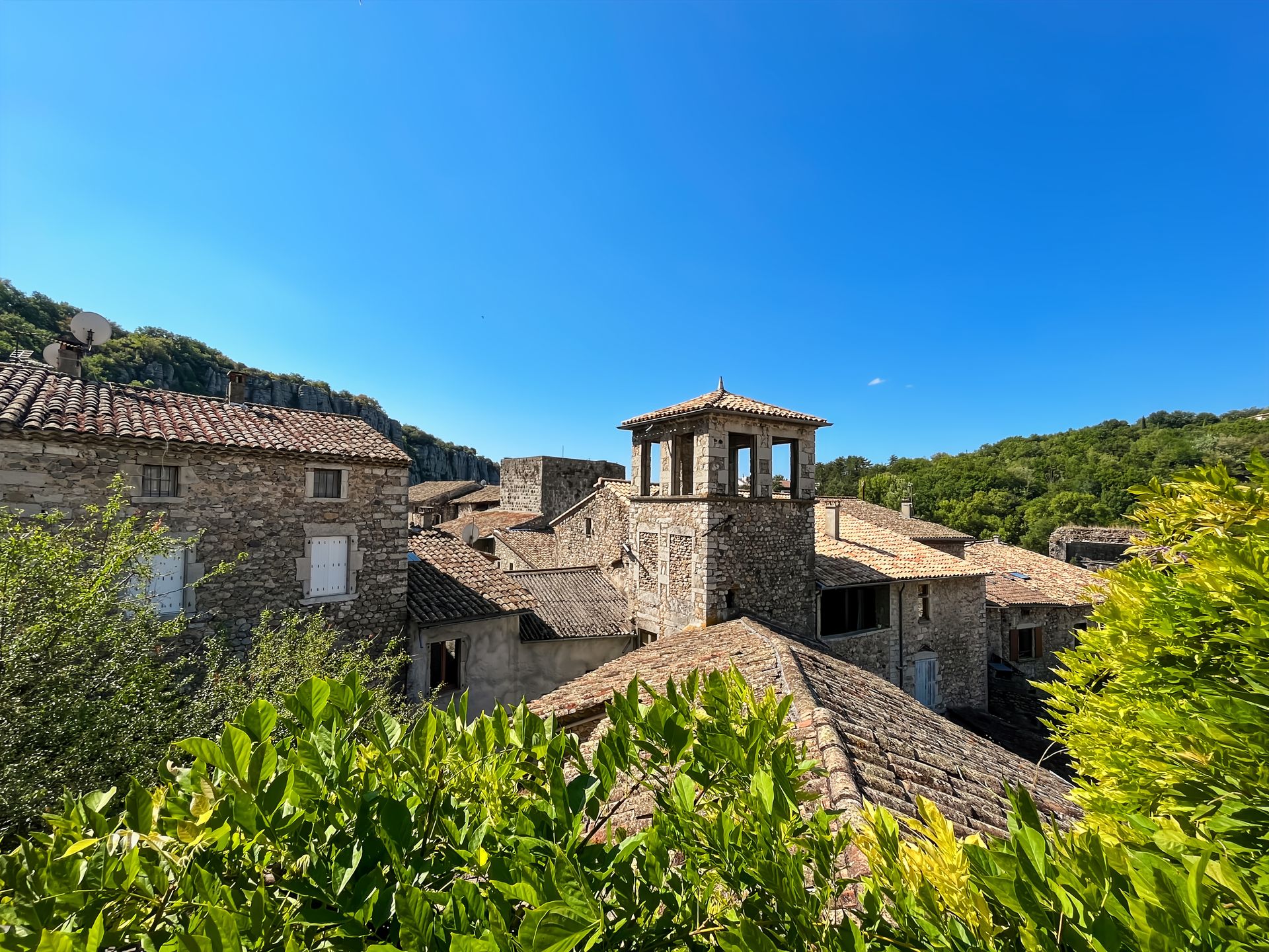 Balcon avec vue sur tour