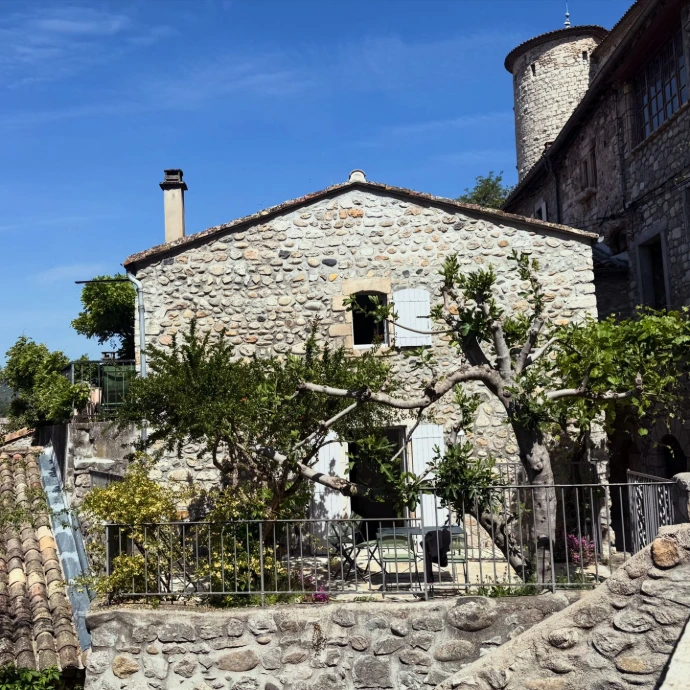 Vue de la maison au pied au château médiéval
