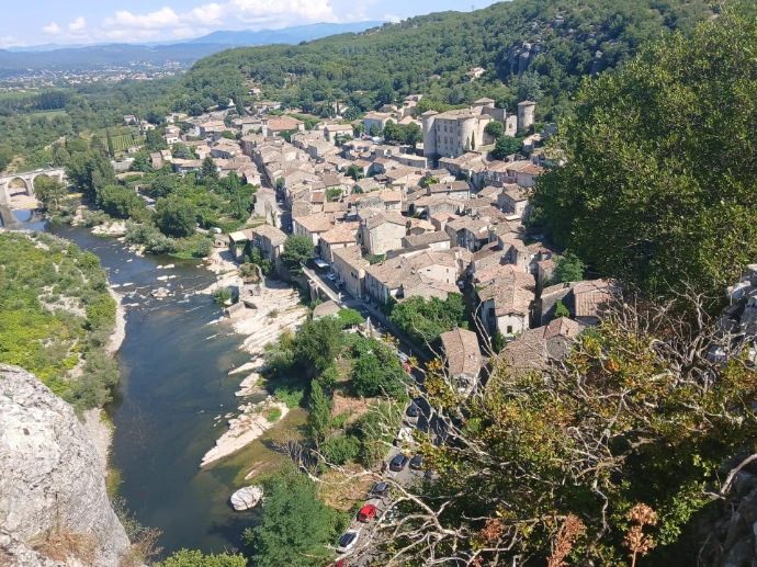 vue aérienne de Vogüé