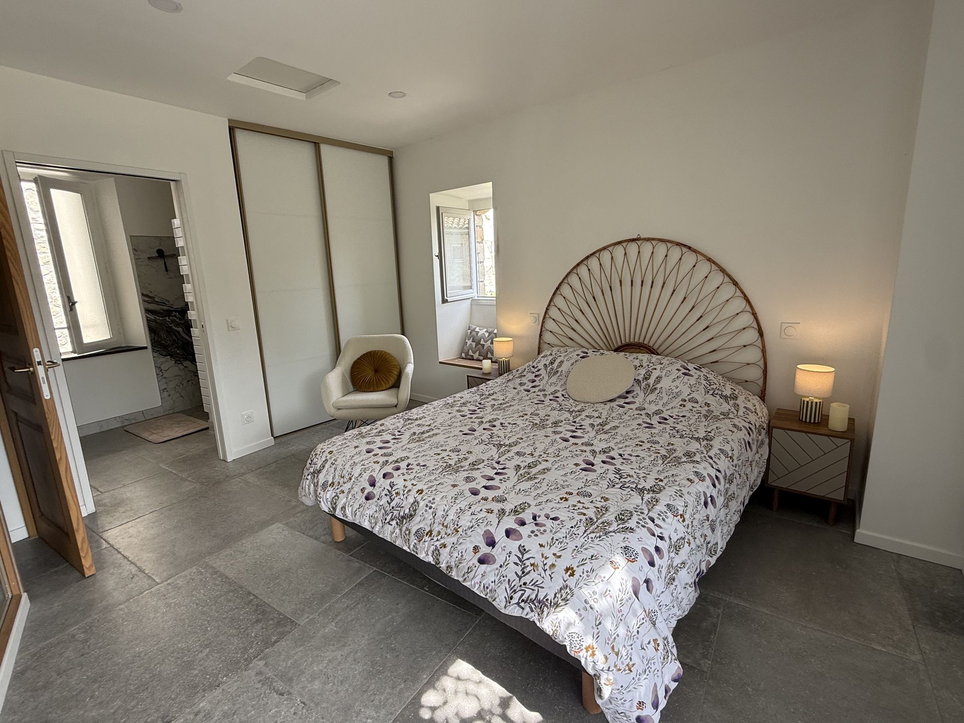 Chambre spacieuse et lumineuse