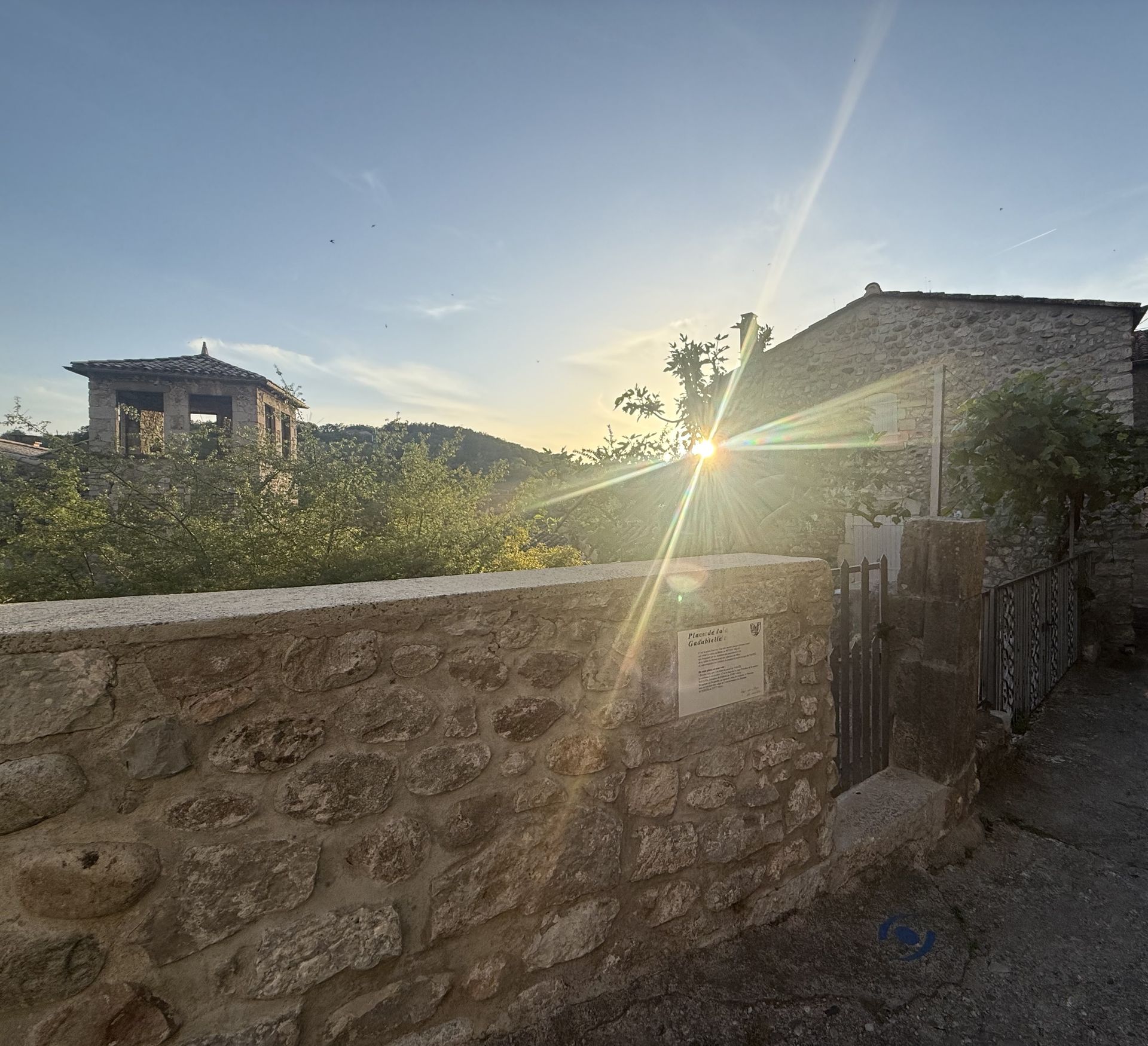 Cour au coucher du soleil