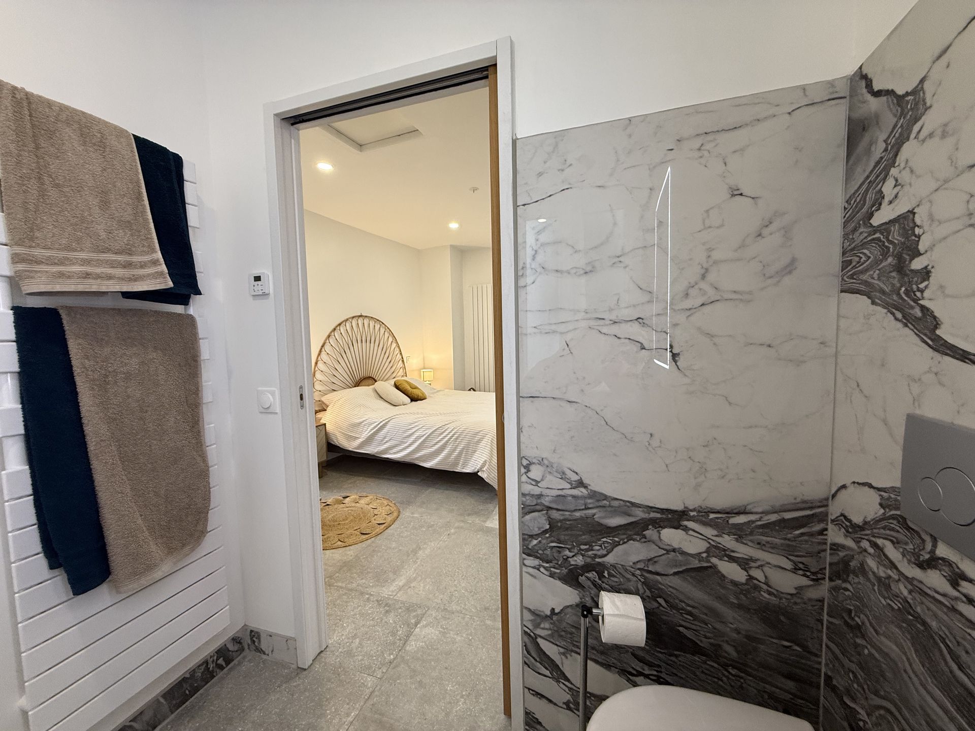Salle de bain attenante à la chambre